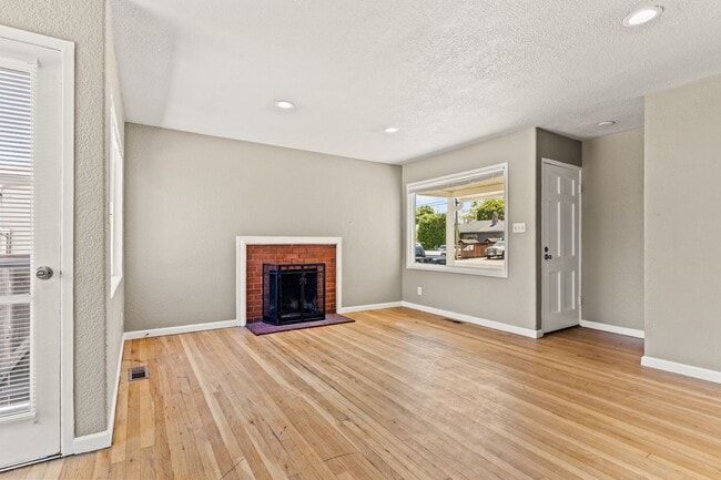 Building Photo - 867 Via Mariposa