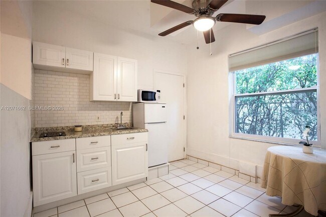 Building Photo - 4720 Pine Tree Dr