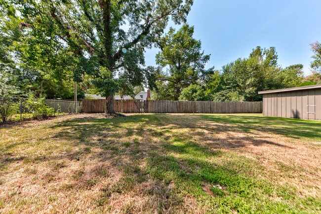 Building Photo - 2112 Melrose Dr
