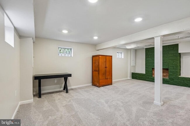 Building Photo - 105 Dinsmore Ave
