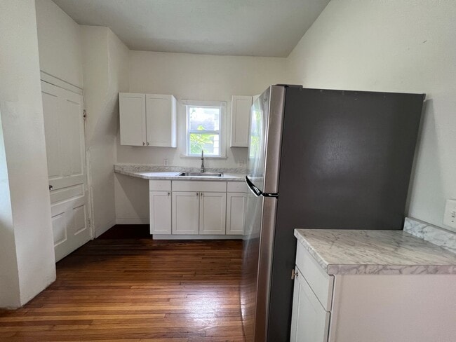 Building Photo - Bright 2 Bedroom Apartment with Laundry on Site!