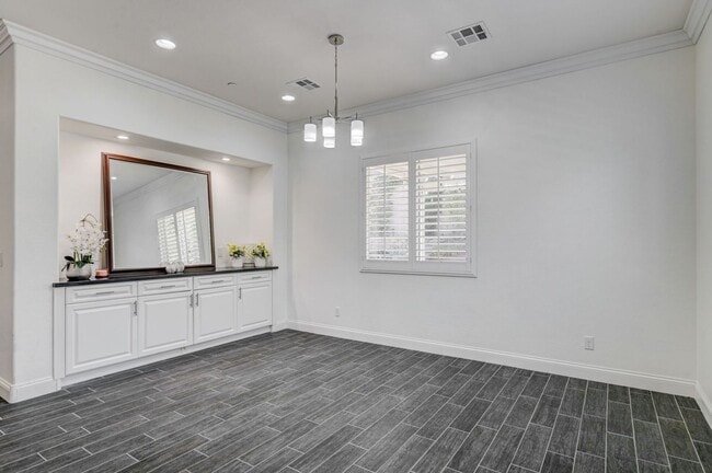 Building Photo - Luxury Single Story 3 Bedroom!