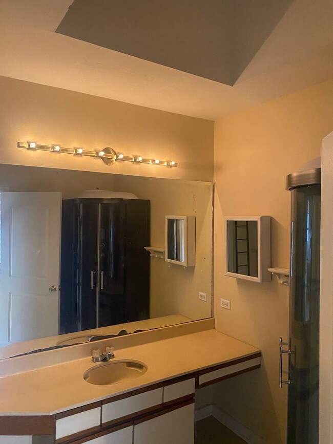 Building Photo - Cozy & Private Studio/Efficiency With Priv...