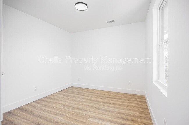 Building Photo - 1012 Debow St