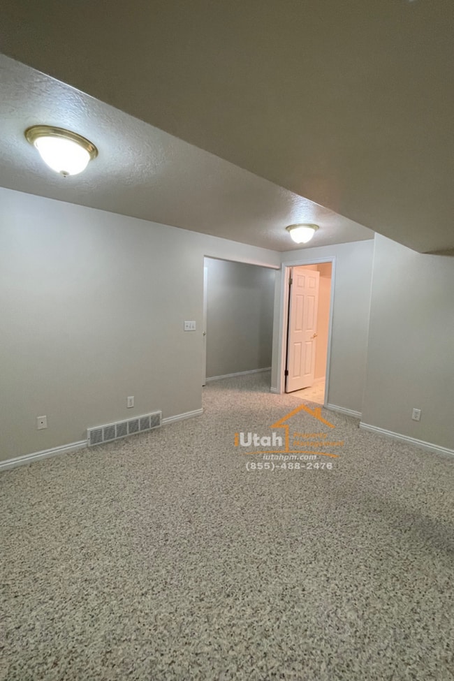 Building Photo - East Layton 6 Bdrm 3 Bth 2 car garage home.