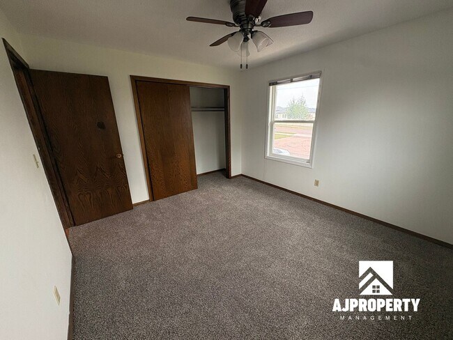 Building Photo - 600 E Aspen Blvd