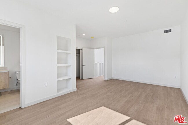 Building Photo - 2523 S Orange Dr