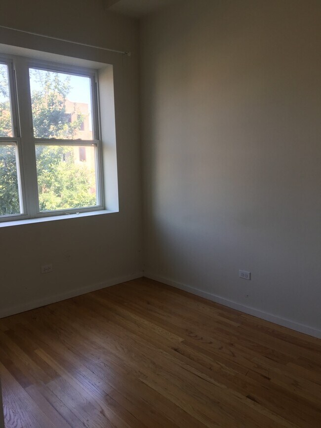 Building Photo - 1538 N Western Ave