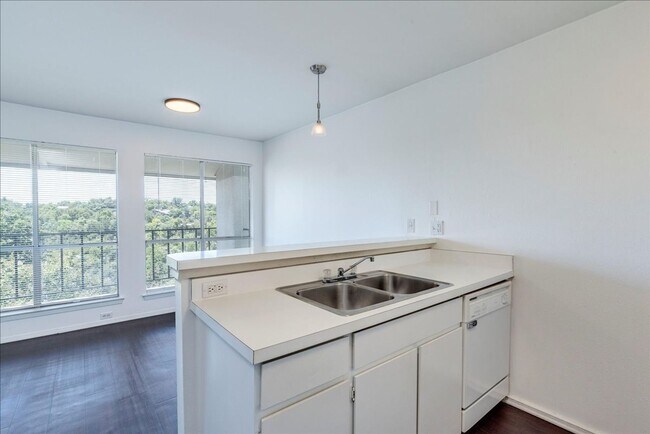 Building Photo - Welcome to the Northwest Hills 2 bd/2 bath condo