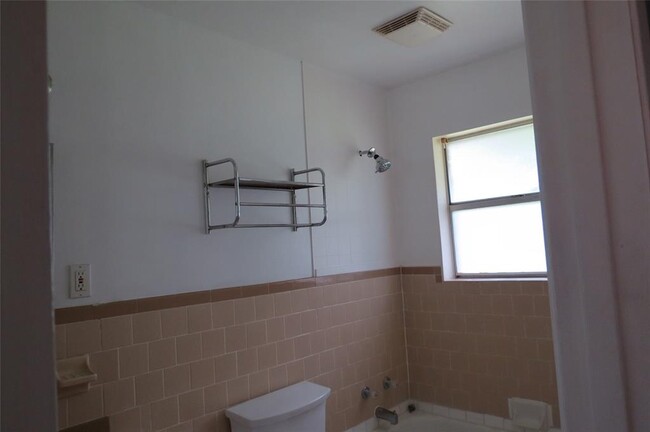 Building Photo - 340 West Dr