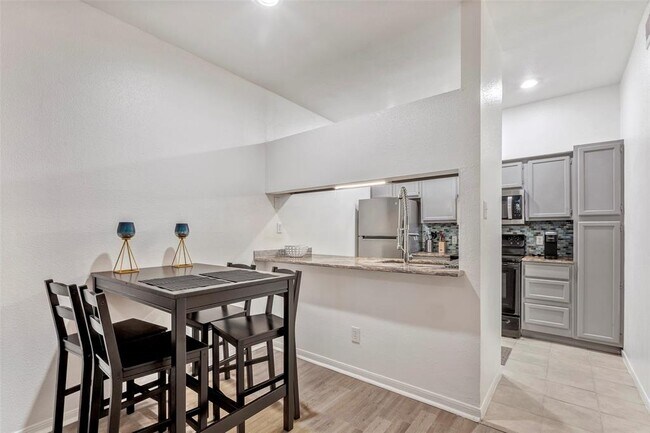 Building Photo - 2121 El Paseo St