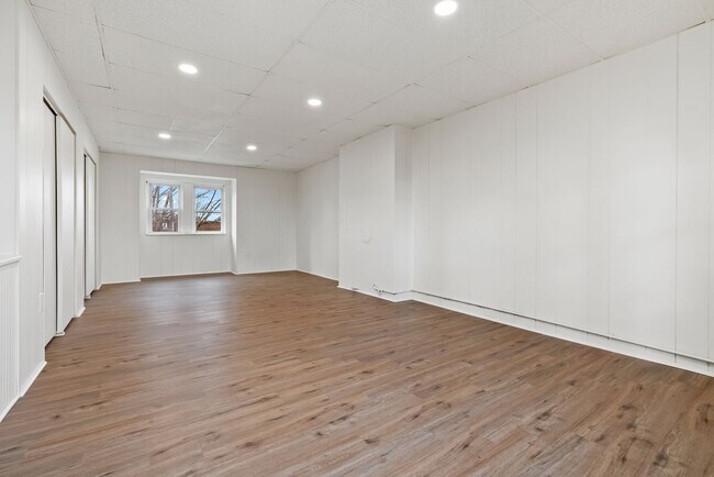 Building Photo - 4 bed 1.5 bath - completely updated, central air, patio.  Great location