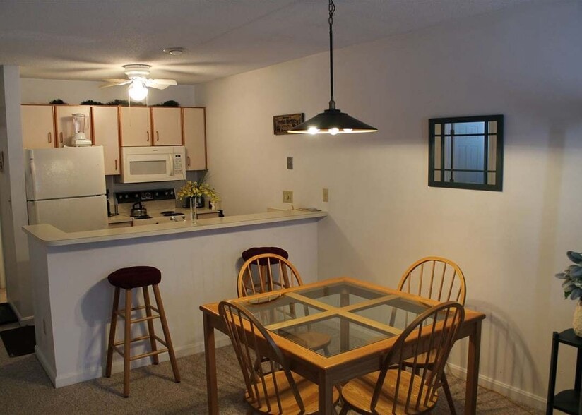 kitchen - 10 Lakeside W Dr