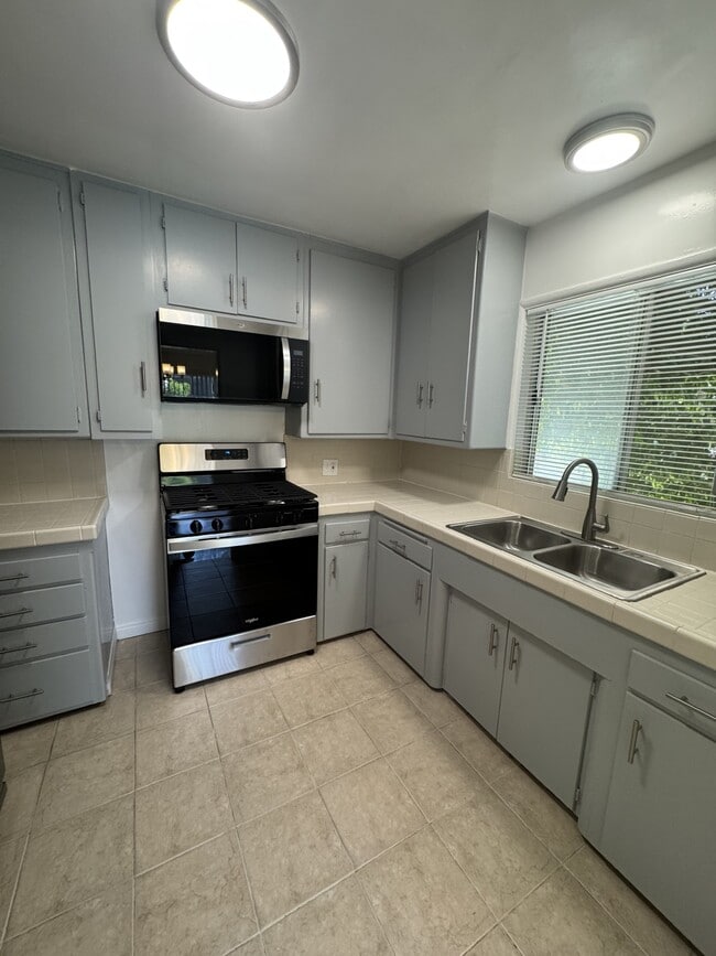 Kitchen - 11680 Bellagio Rd