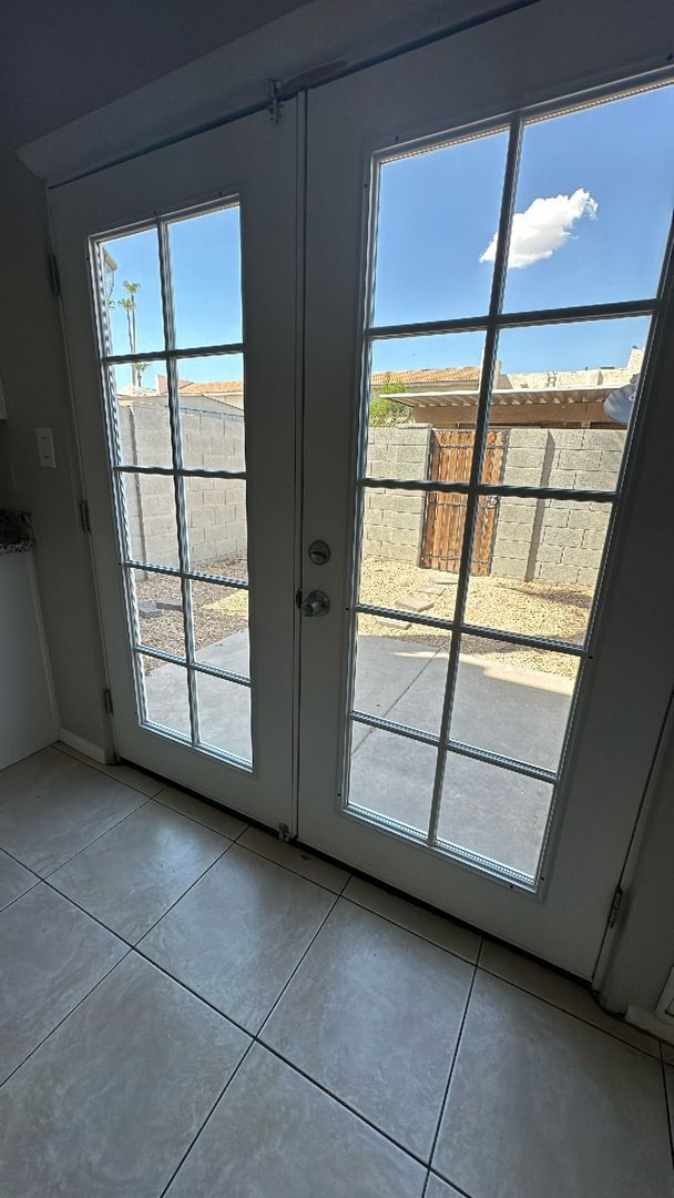 Building Photo - Updated 2 Bed/1 Bath Condo at 43rd Ave & I...