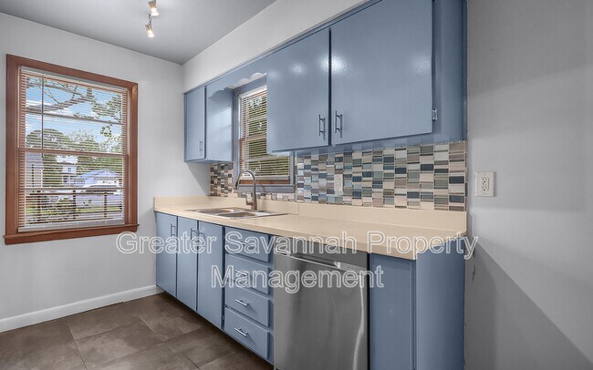 Building Photo - 1401 E 33rd St