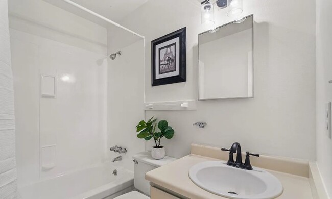 Building Photo - Remodeled 2 Bed 1 Bath Duplex in North For...