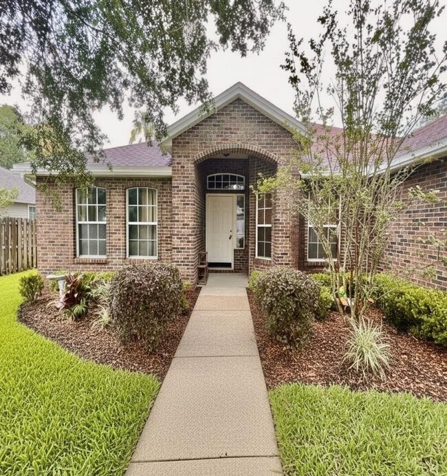 Building Photo - 4 Bed 3 Bath Home Near Jacksonville Beach. Pet Friendly! OPEN HOUSE: FRIDAY, OCTOBER 2ND. 4–6 PM!