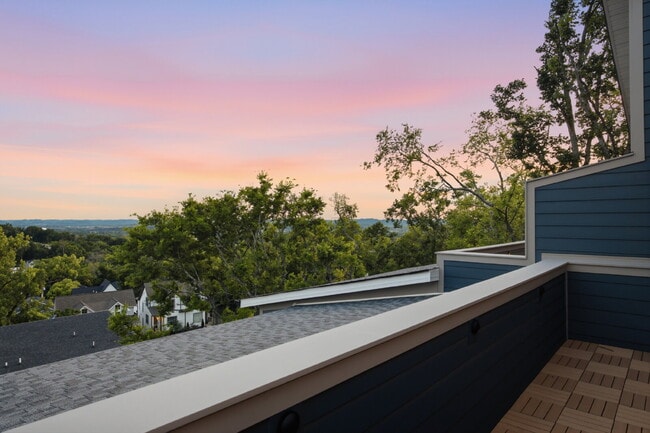 Building Photo - "Spacious 4-Bed, 4.5 bath, AMAZING views, fenced in yard