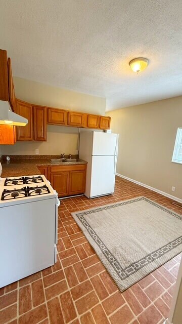 Building Photo - CENTER TOWNSHIP 3 BEDROOM HALF DUPLEX AVAILABLE NOW!