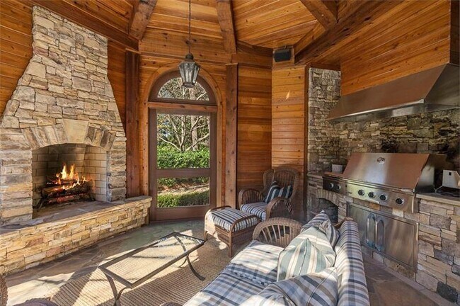 Building Photo - 5000 Long Island Dr