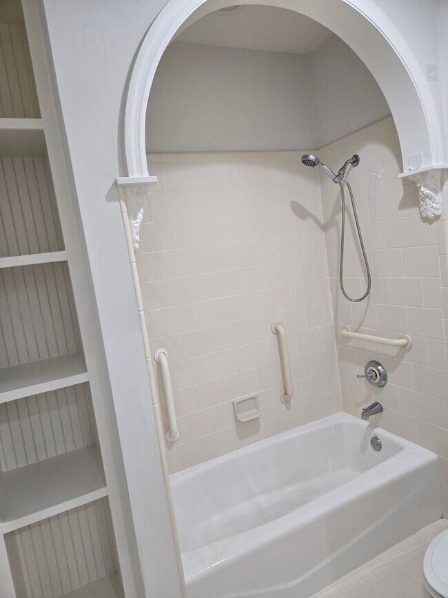 Building Photo - 3-bedroom, 2-bathroom cottage-style villa in Savanna Pointe