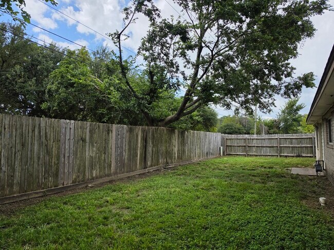 Building Photo - 9007 Glen Shadow Dr