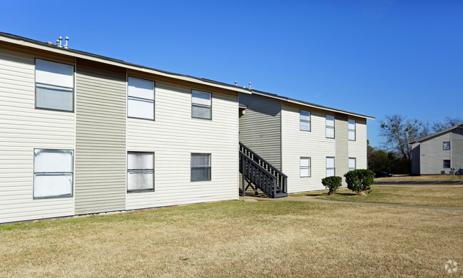 Building Photo - Pine Oaks Apartments