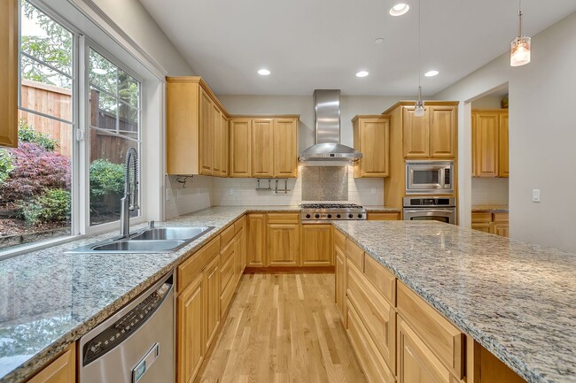 Building Photo - Must see in beautiful Redmond neighborhood