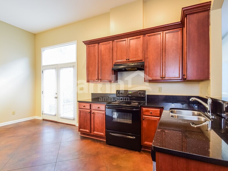 Building Photo - 2406 Lake Garden Dr