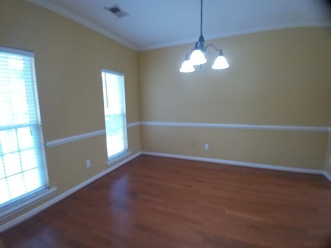 Building Photo - 565 Batty Way