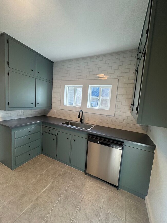 Building Photo - 1456 Magnolia Ave