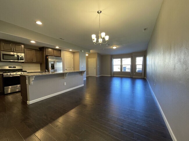 Building Photo - Spacious Two-Story Townhouse
