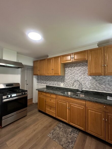 Functional kitchen with ample cabinet space - 7 Buxton Ct