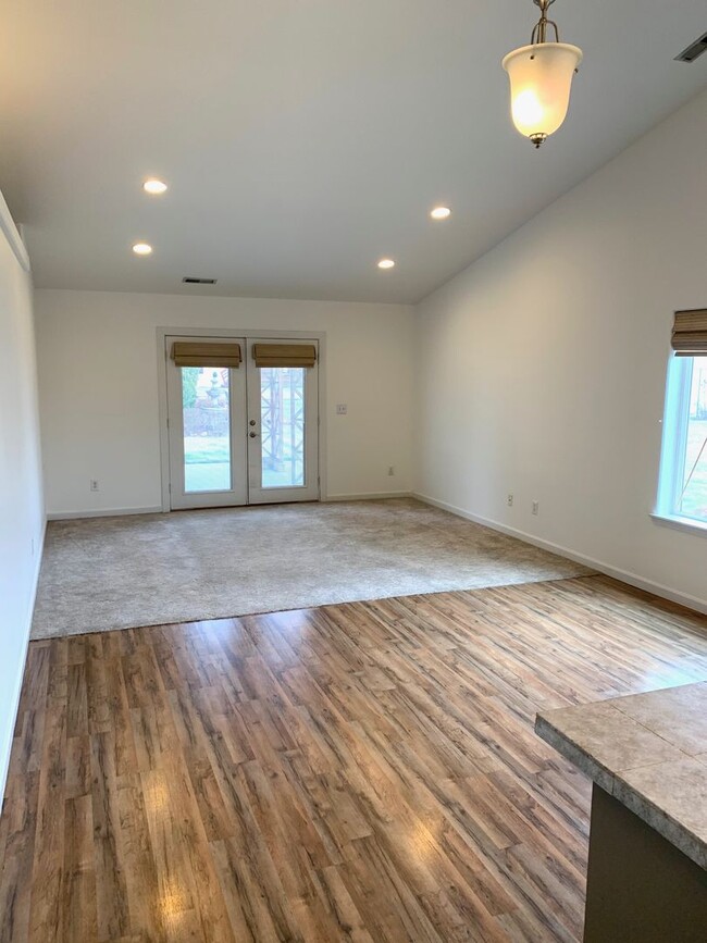 Building Photo - The Perfect 4 bedroom 2 Bath Home in Ivy G...