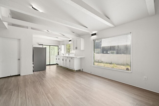Building Photo - Historic Hyde Park Gem: Fully Renovated 2-...