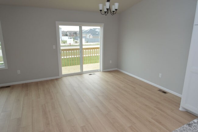 Building Photo - 4 bed 2 bath Townhome for rent!