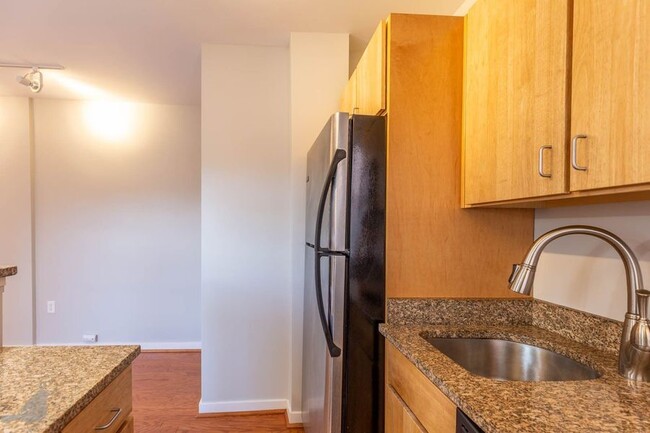 Building Photo - Bright One Bedroom Gem in Columbia Heights!