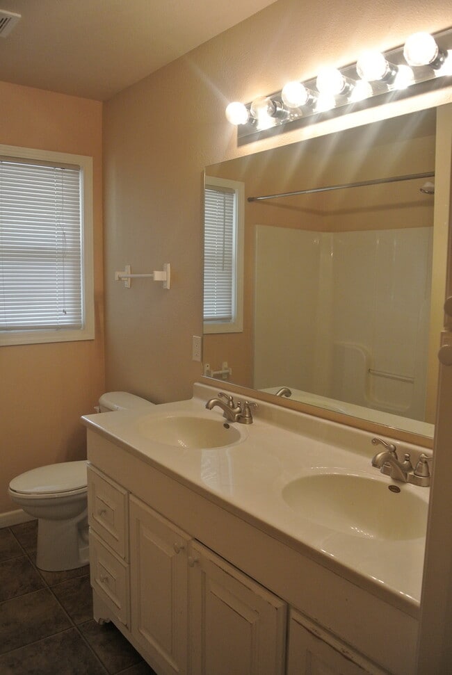 Building Photo - 3 Bedroom House!