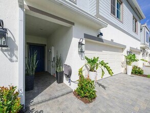 Building Photo - 3 Bedroom 2.5 Bathroom Townhome with 2 Car...