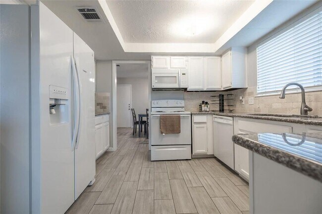 Building Photo - 9907 Towne Tower Ln