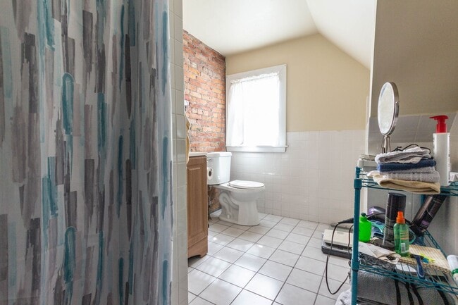 Building Photo - NO BROKER FEE!  SPACIOUS AND BRIGHT BRIGHTON CTR 5 BED/3 BATH AVAIL 9/1