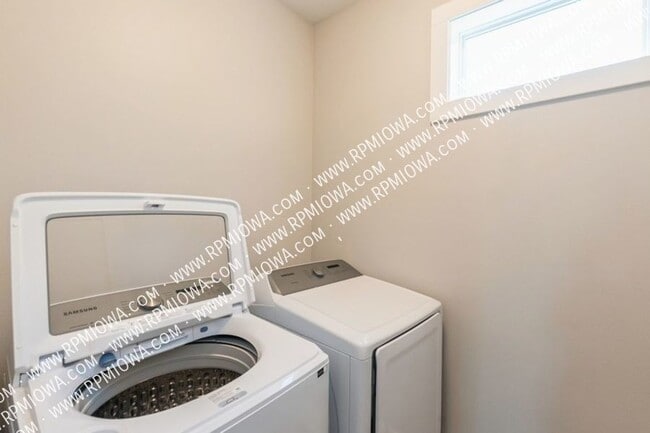 Building Photo - 10009 Powell Ave