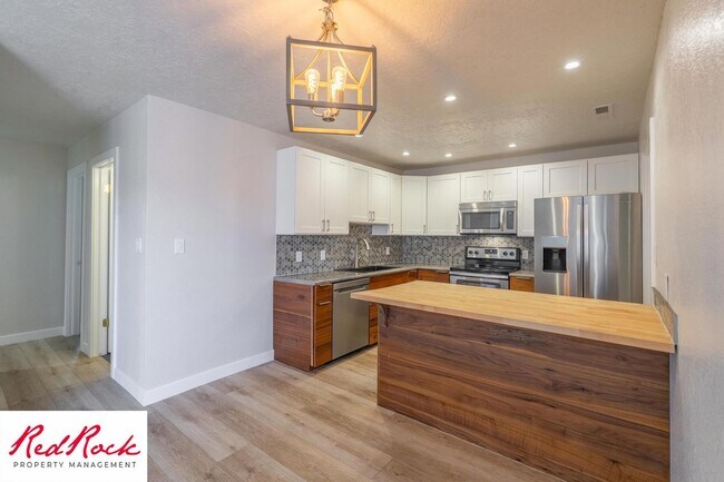 Building Photo - Newly Remodeled 3 Bedroom Townhome. Small ...