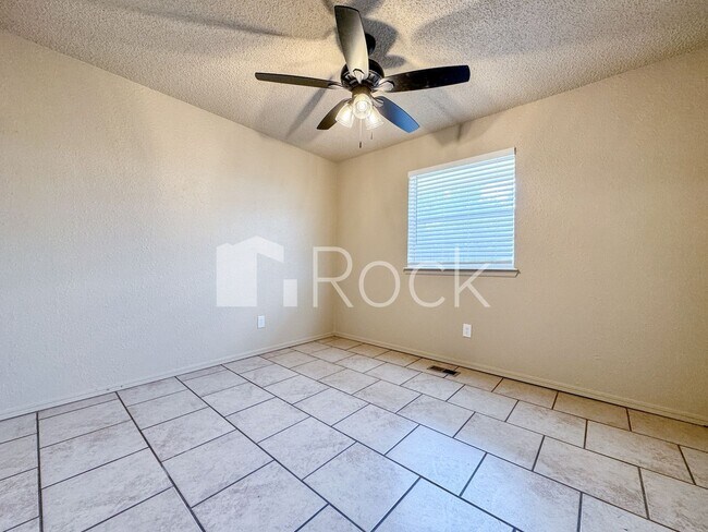 Building Photo - 7024 Woodlake Dr