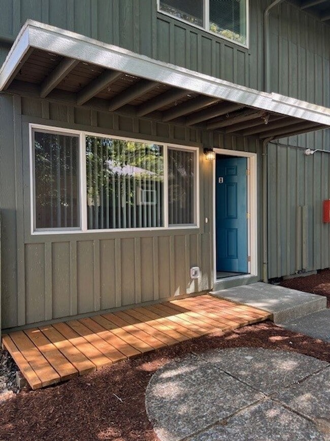 Building Photo - (248) 2 Bdrm / 1 Bath Town Home - Newly Remodeled