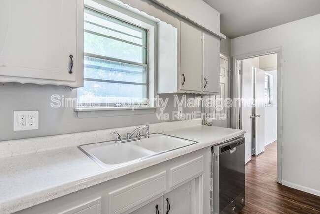 Building Photo - 3221 Beechwood Dr