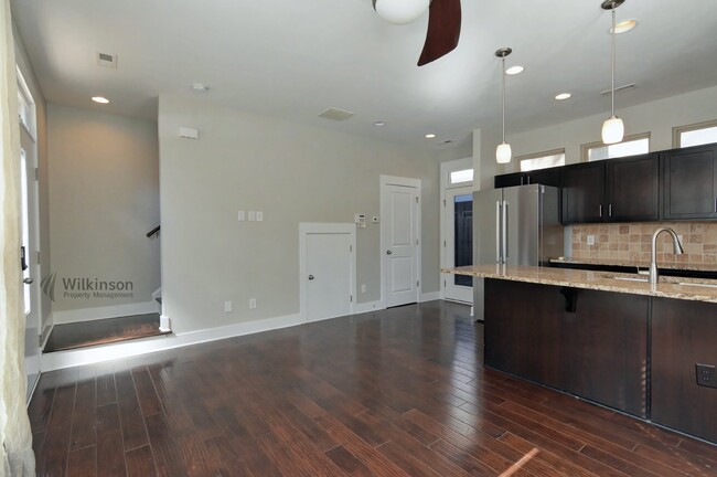 Building Photo - NODA Townhome- 3 Story End Unit 2 Bed 2.5 Bth