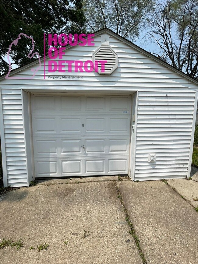 Building Photo - 3 BEDROOM 1 BATH BUNGALOW FREE PRE-SCREEN