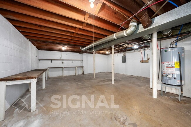 Building Photo - 10 37th Ave NE